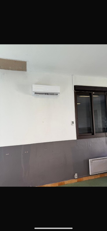 pose d'une climatisation dans une école