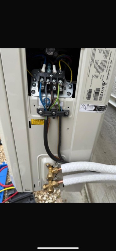 Pose d'une climatisation mono split a Guîtres en Gironde de marque AIRWELL et d'une puissance de 3,5Kw