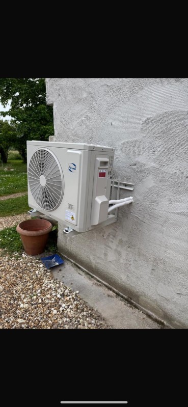 Pose d'une climatisation mono split a Guîtres en Gironde de marque AIRWELL et d'une puissance de 3,5Kw